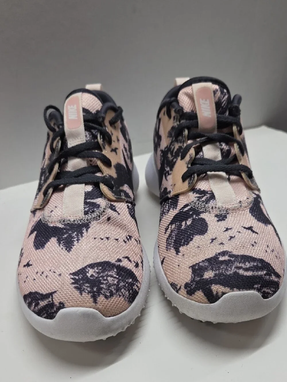 Nike Women's Golf Sneakers  Roshe G birds Print Size 8.5